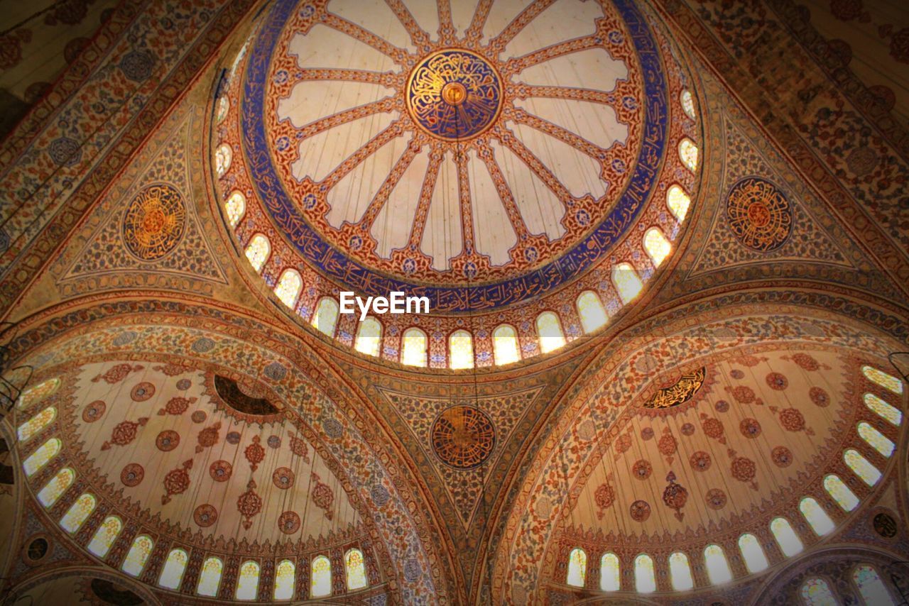 LOW ANGLE VIEW OF CEILING