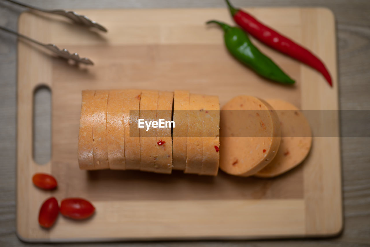 HIGH ANGLE VIEW OF VEGETABLES ON TABLE