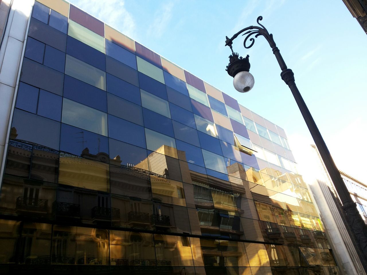 LOW ANGLE VIEW OF MODERN BUILDING AGAINST SKY