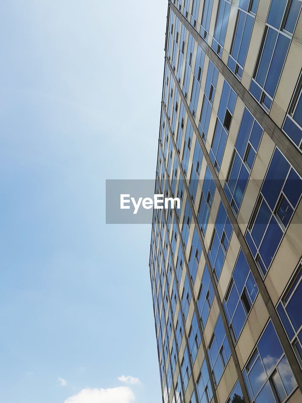 LOW ANGLE VIEW OF GLASS BUILDING AGAINST SKY