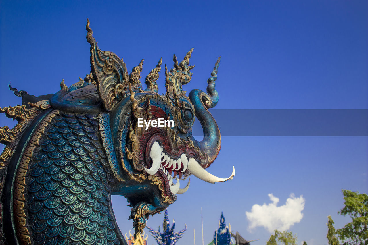 LOW ANGLE VIEW OF STATUE AGAINST SKY