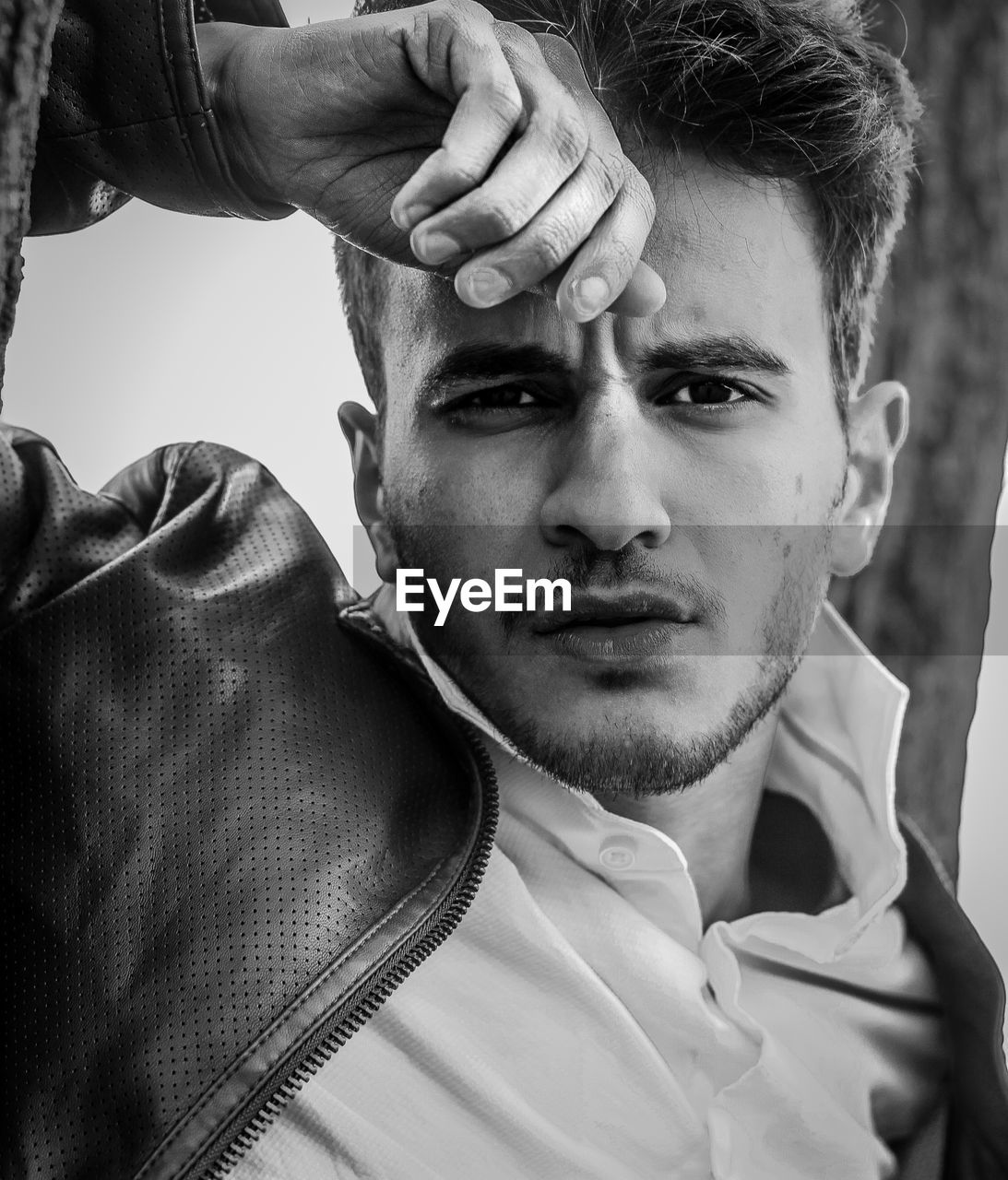 CLOSE-UP PORTRAIT OF YOUNG MAN WEARING EYEGLASSES