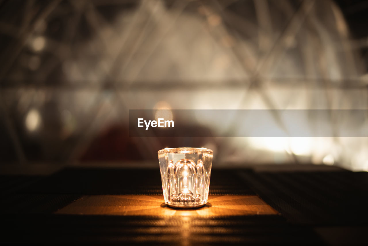 CLOSE-UP OF GLASS OF WINE ON TABLE