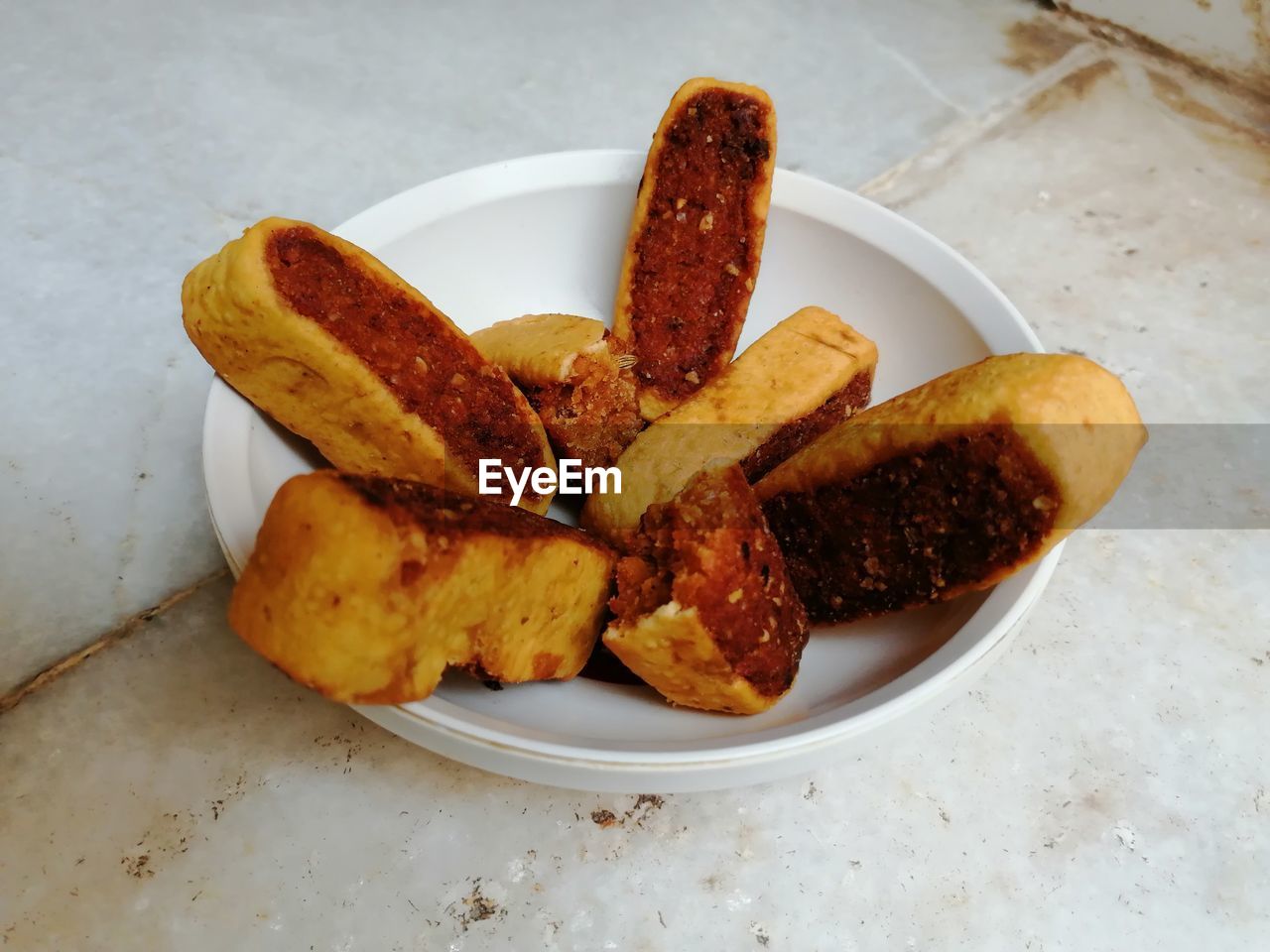 HIGH ANGLE VIEW OF BREAD IN PLATE