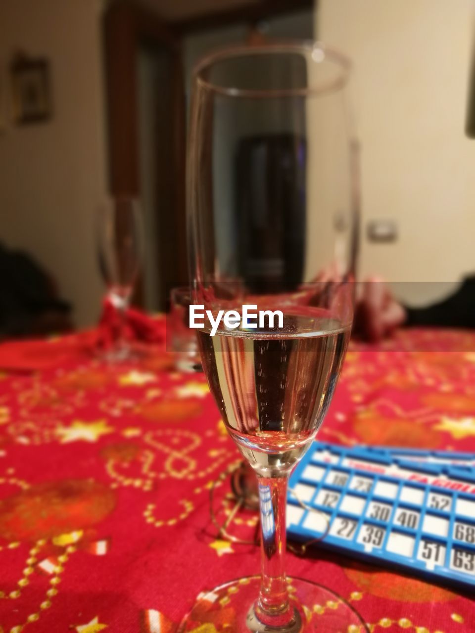 CLOSE-UP OF BEER IN GLASS