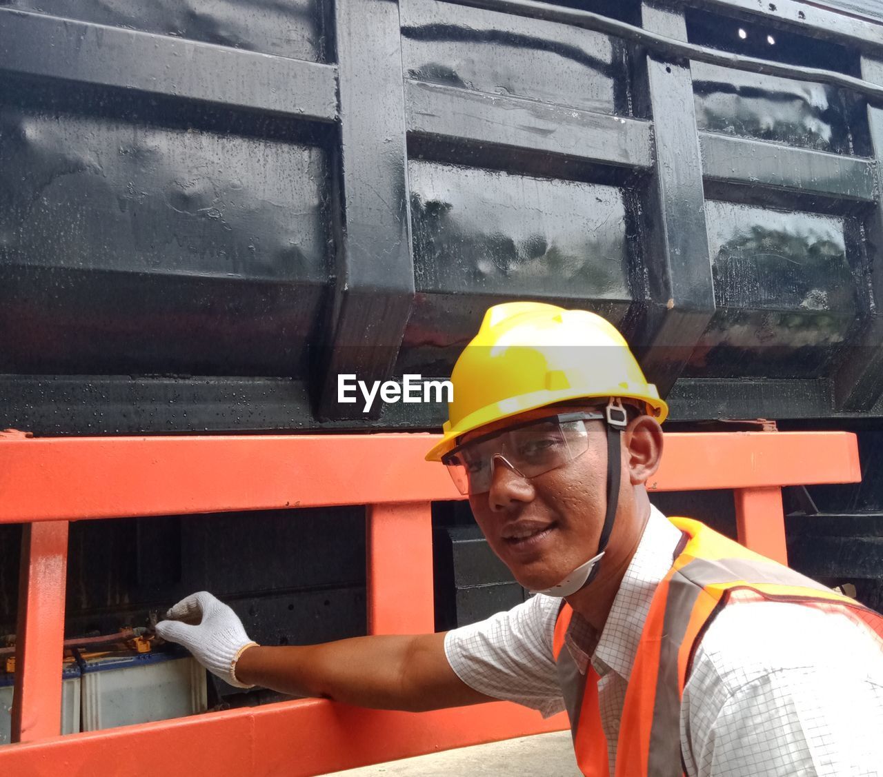 PORTRAIT OF MAN WORKING ON CONSTRUCTION SITE