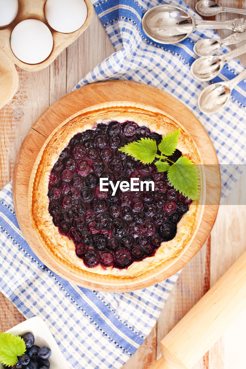 HIGH ANGLE VIEW OF DESSERT IN PLATE