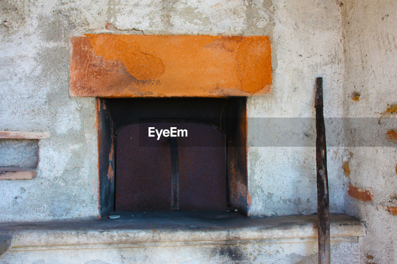 CLOSE-UP OF OLD RUSTY METAL DOOR