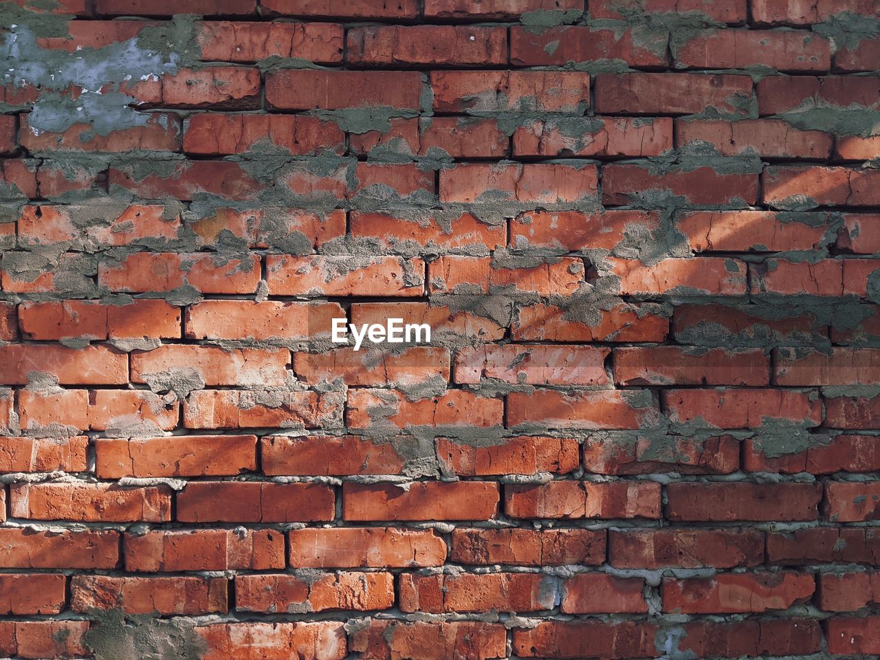 FULL FRAME SHOT OF BRICK WALL WITH RED STONE WALLS