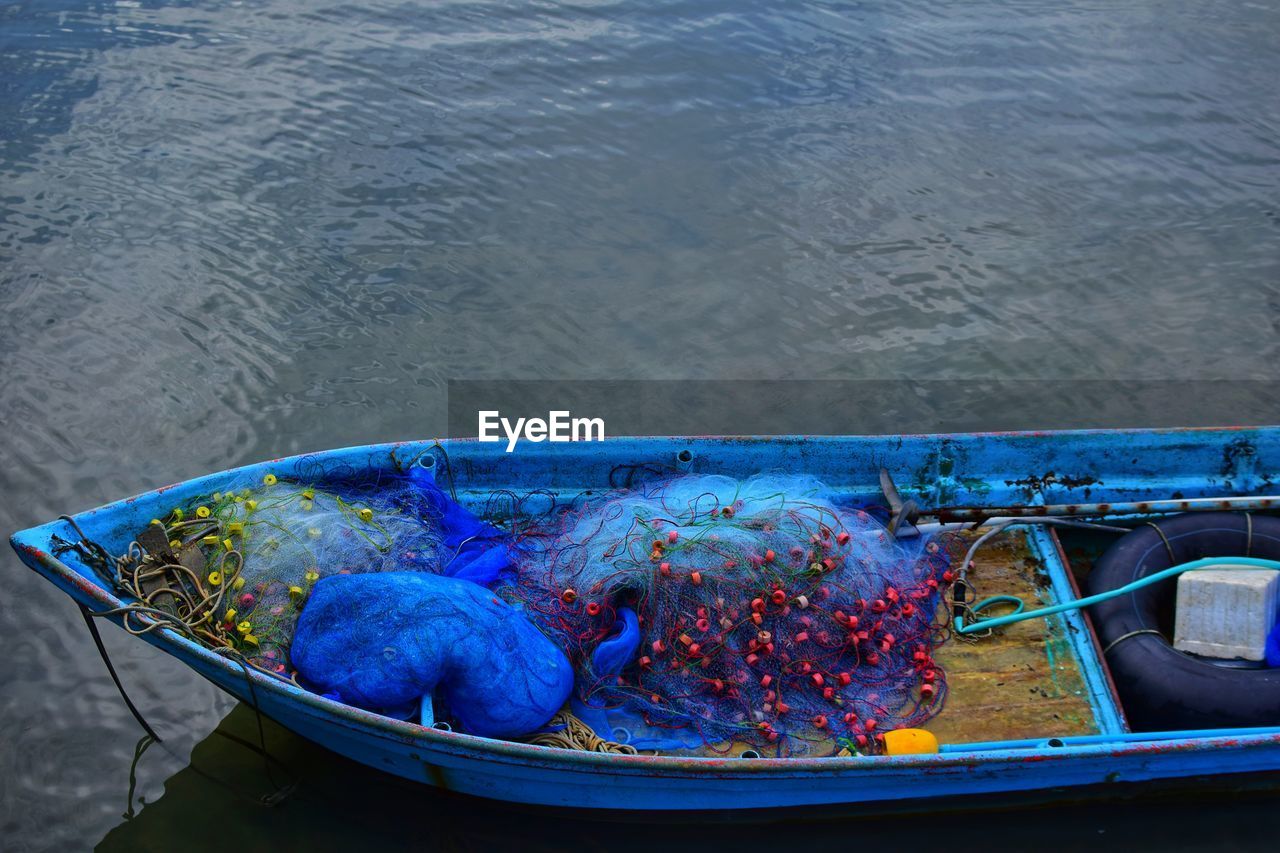 HIGH ANGLE VIEW OF BLUE CONTAINER ON BOAT