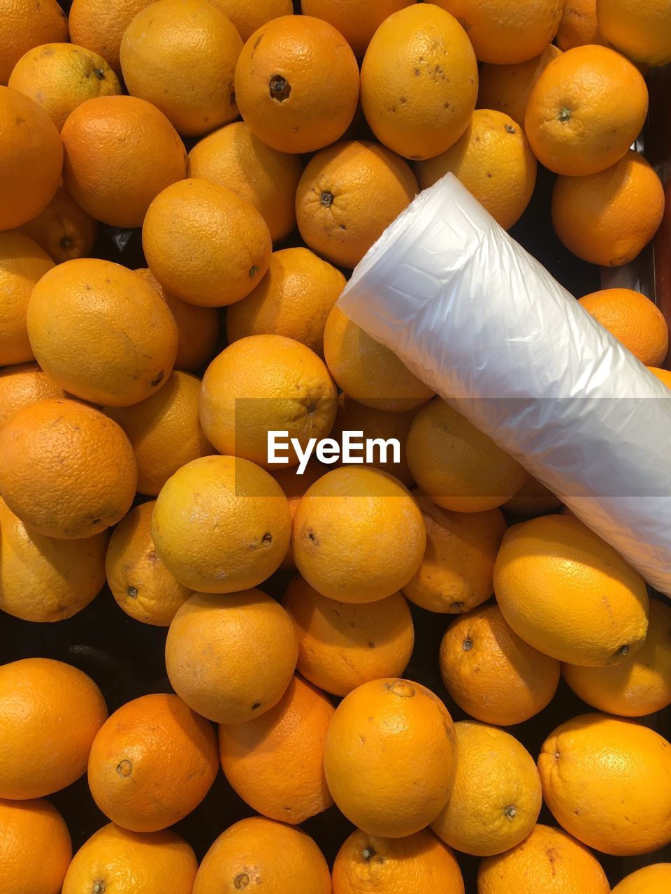 FULL FRAME SHOT OF ORANGES IN MARKET