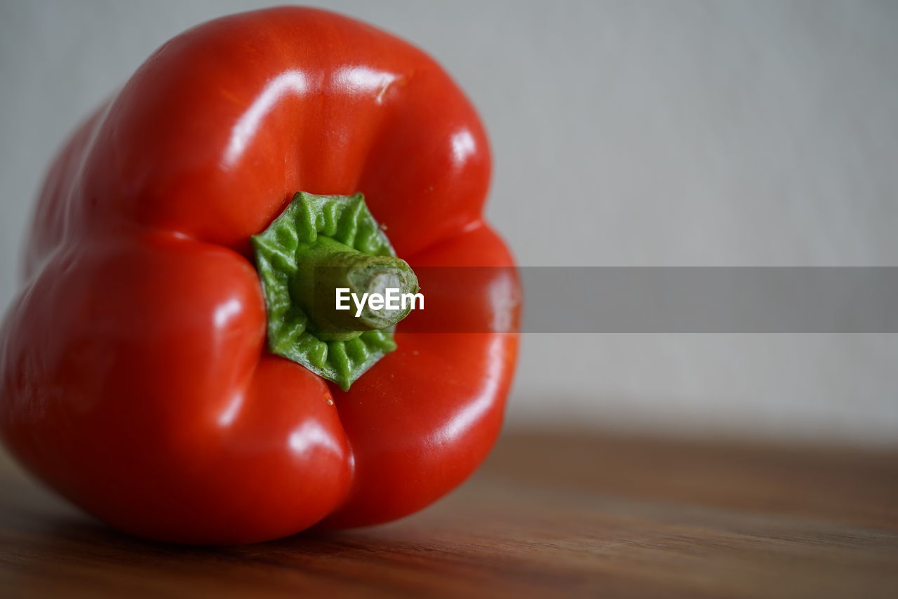 CLOSE-UP OF RED BELL PEPPERS AND TABLE