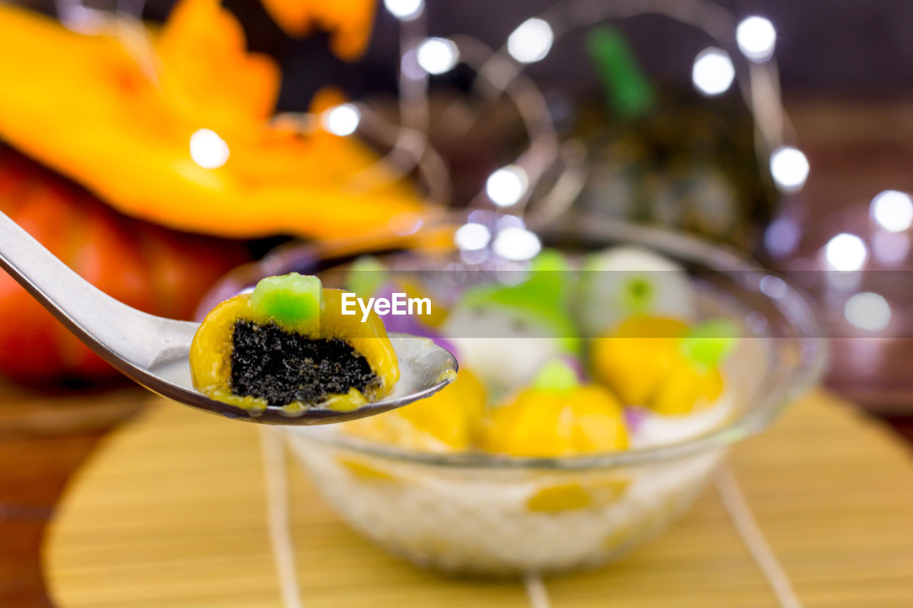 CLOSE-UP OF CANDIES IN BOWL ON TABLE