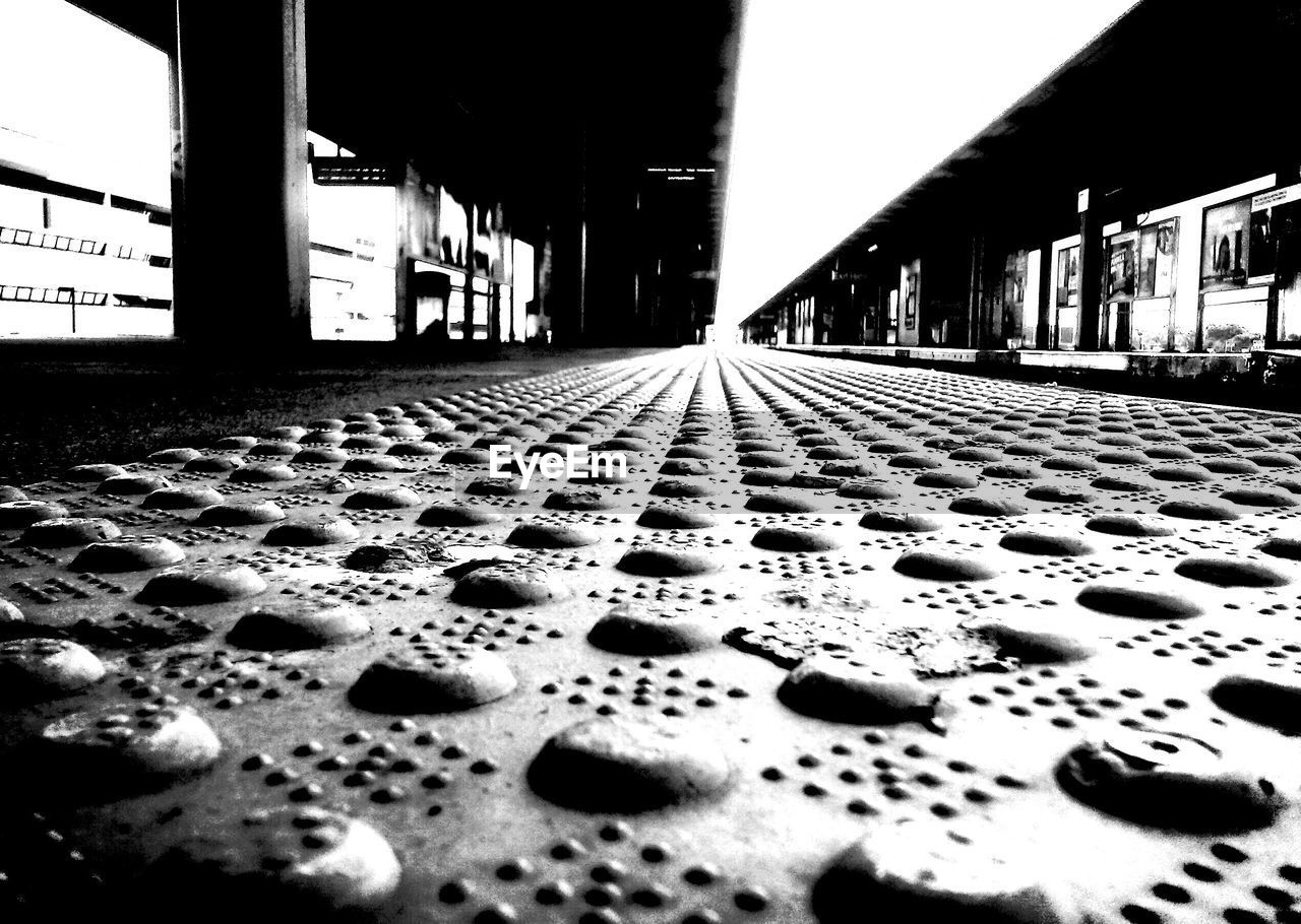 SURFACE LEVEL OF WALKWAY