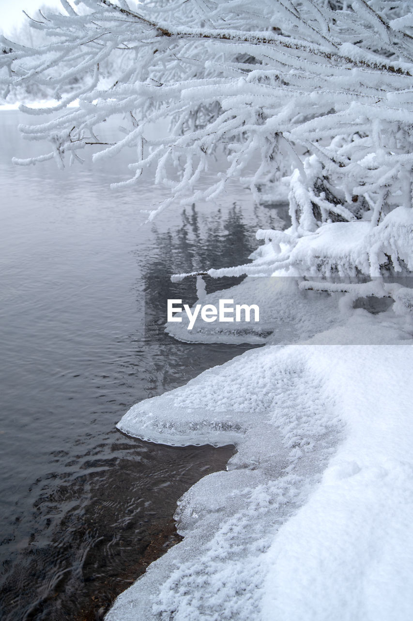 HIGH ANGLE VIEW OF ICE OVER LAKE
