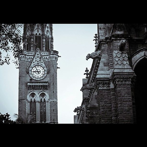 LOW ANGLE VIEW OF CLOCK TOWER AGAINST THE SKY