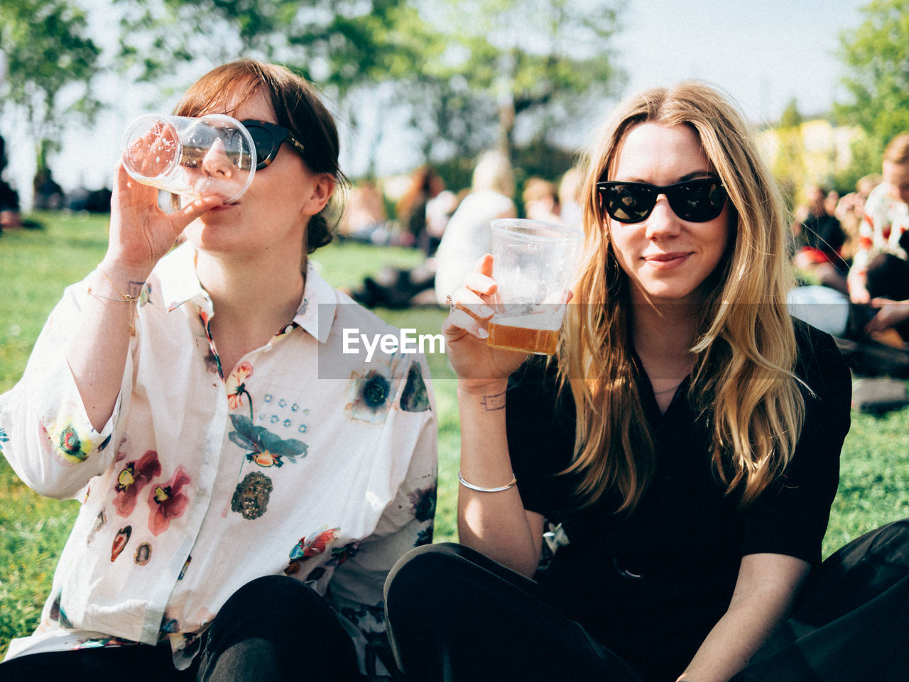 PORTRAIT OF YOUNG WOMAN WEARING SUNGLASSES