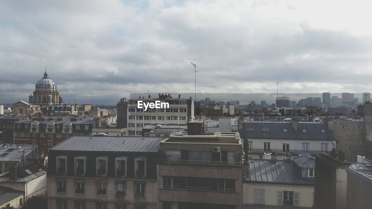 VIEW OF CITYSCAPE FROM AIRPLANE