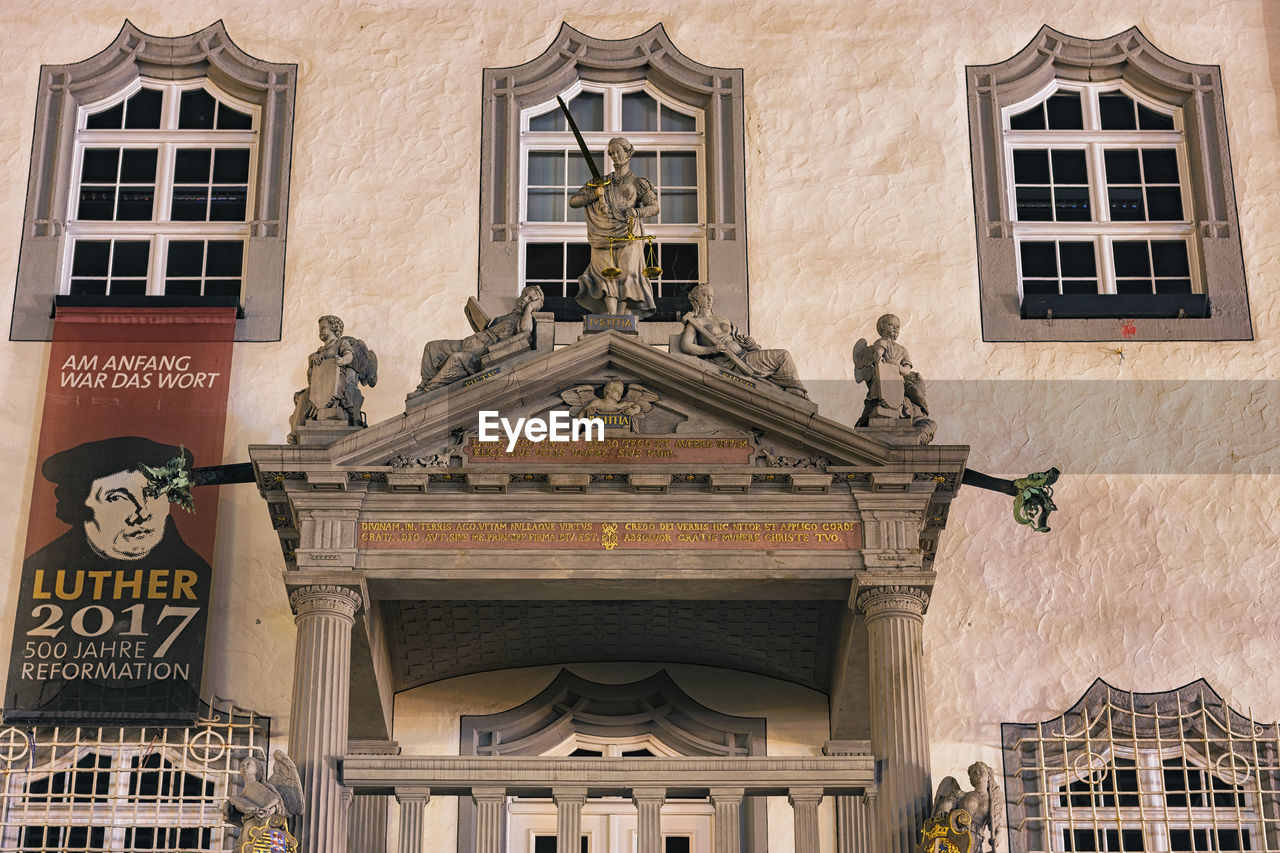 LOW ANGLE VIEW OF STATUE IN HISTORIC BUILDING