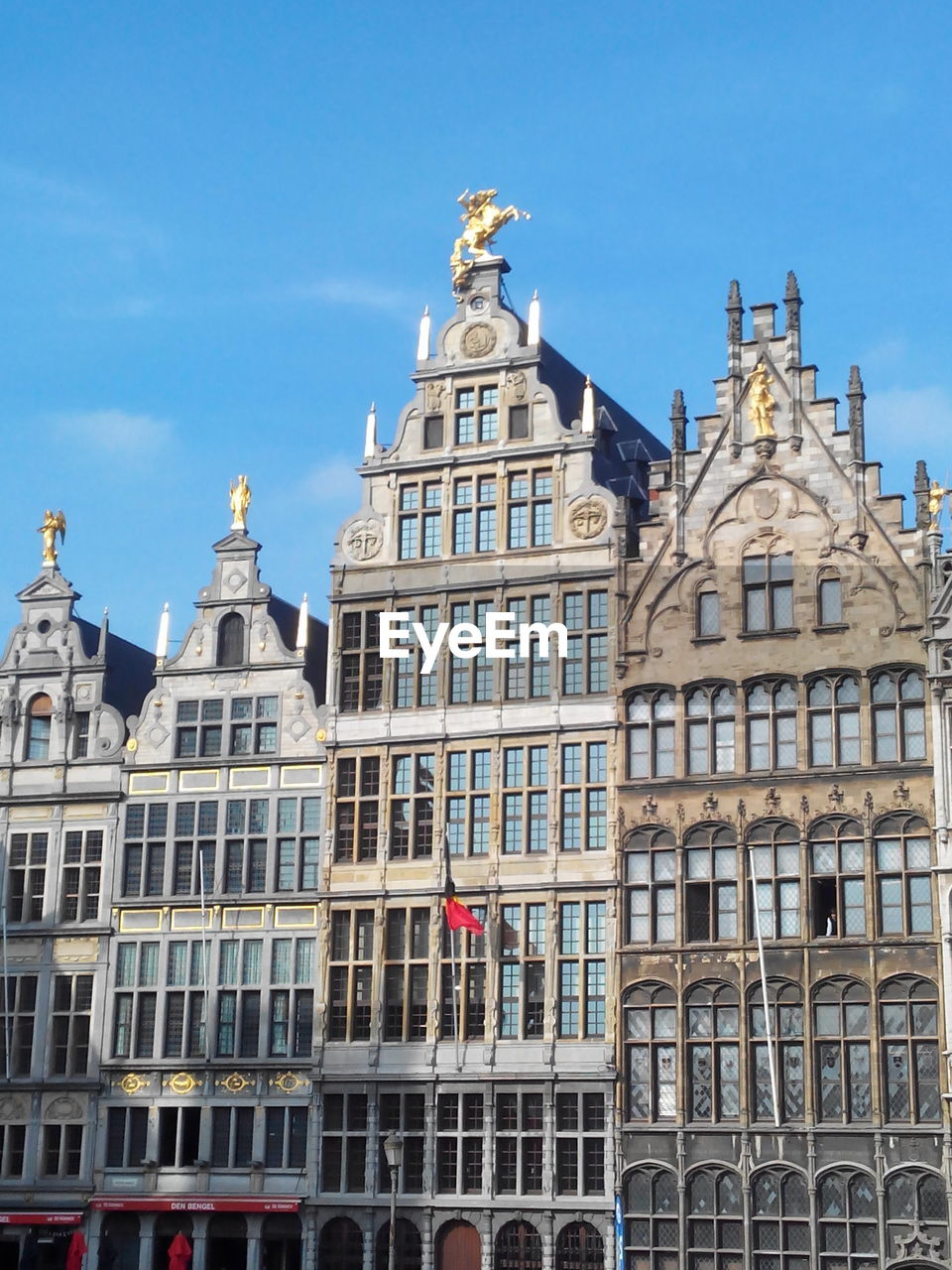 LOW ANGLE VIEW OF BUILDINGS AGAINST SKY