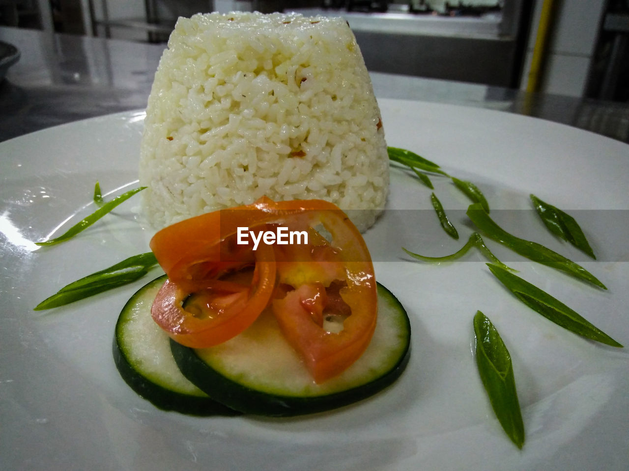 CLOSE-UP OF SERVING FOOD SERVED IN PLATE WITH SAUCE