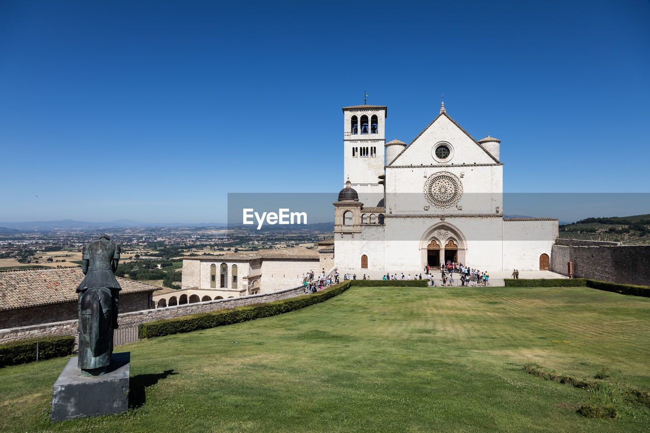 VIEW OF HISTORIC BUILDING AGAINST CLEAR BLUE SKY AND CATHEDRAL