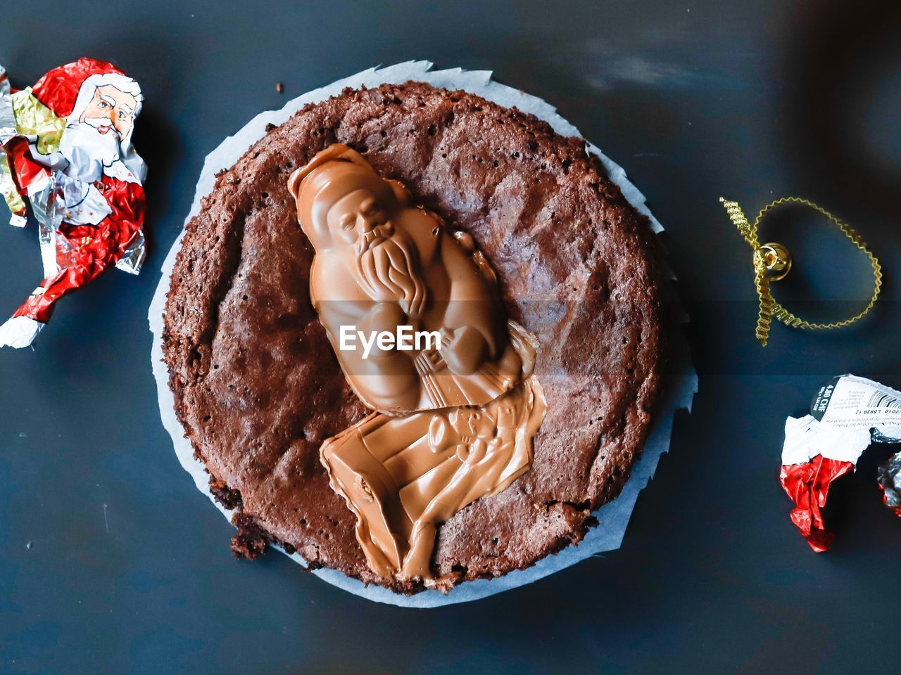 HIGH ANGLE VIEW OF CAKE IN PLATE