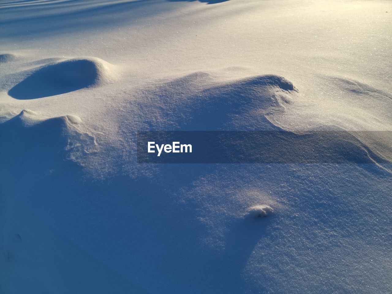 HIGH ANGLE VIEW OF SNOW IN SEA