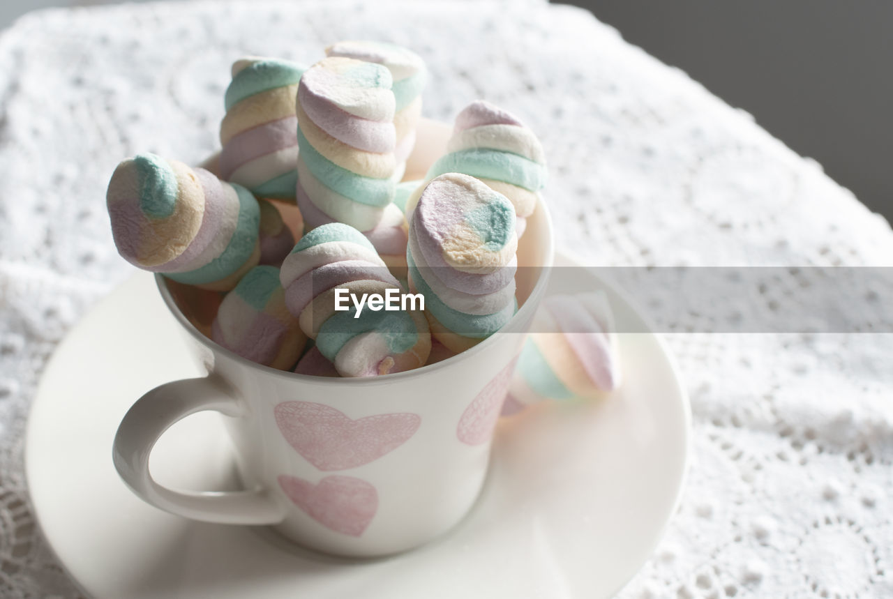 Light pink and white marshmallows in a beautiful ceramic cups with pink hearts