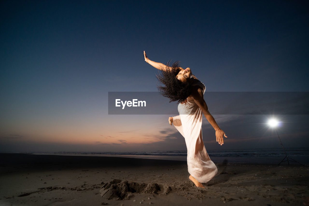 Dance session on the beach with ummi rentería wouters 