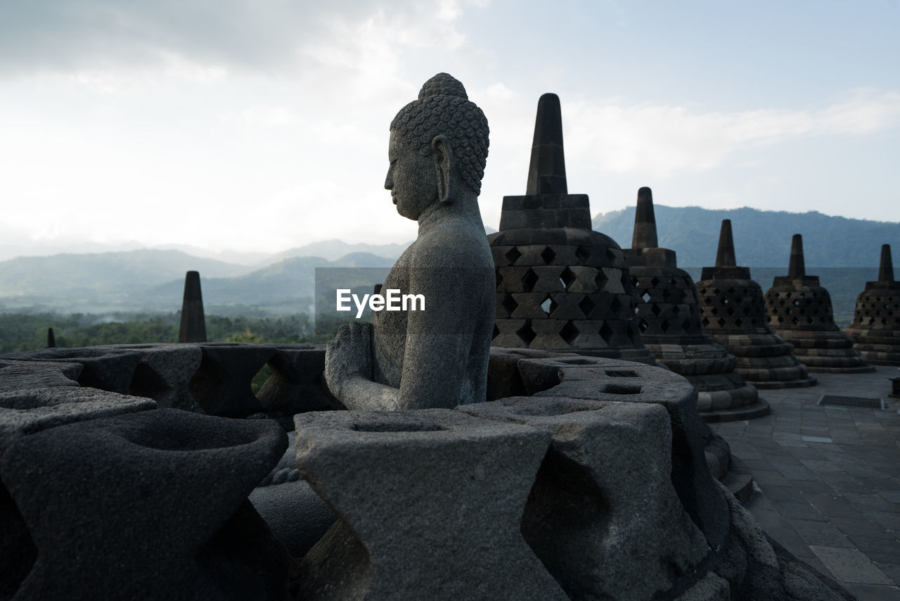STATUE OF HISTORIC TEMPLE AGAINST BUILDING