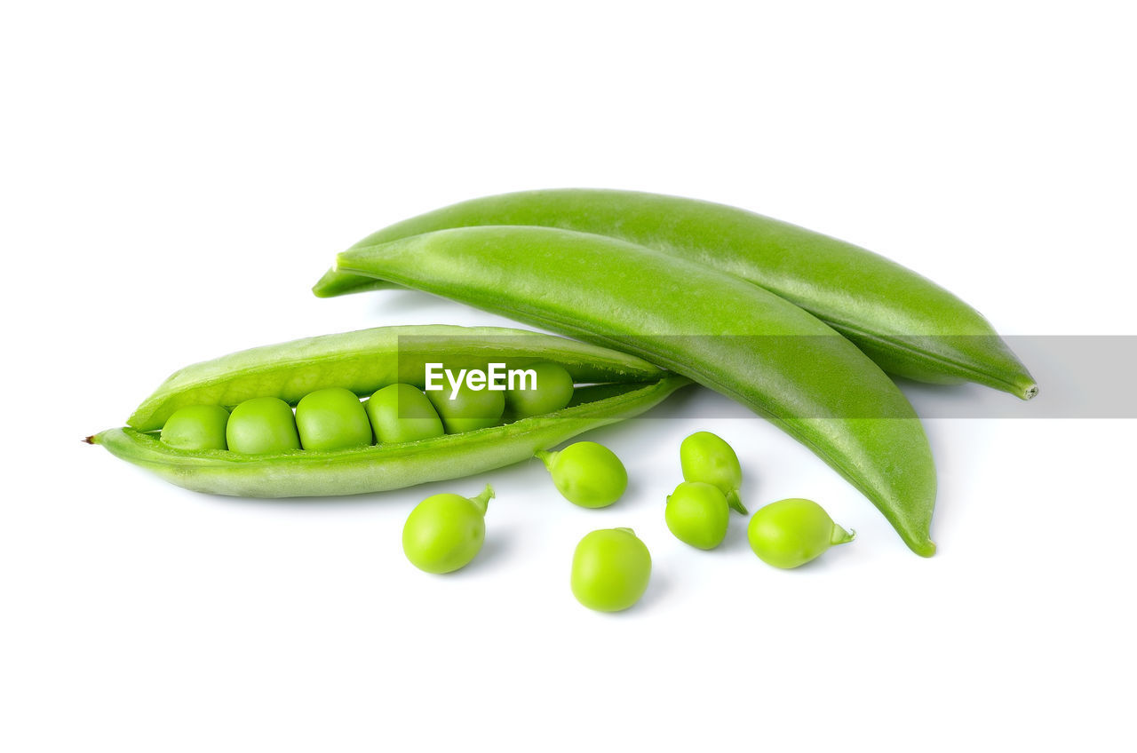 CLOSE-UP OF GREEN CHILI PEPPER OVER WHITE BACKGROUND