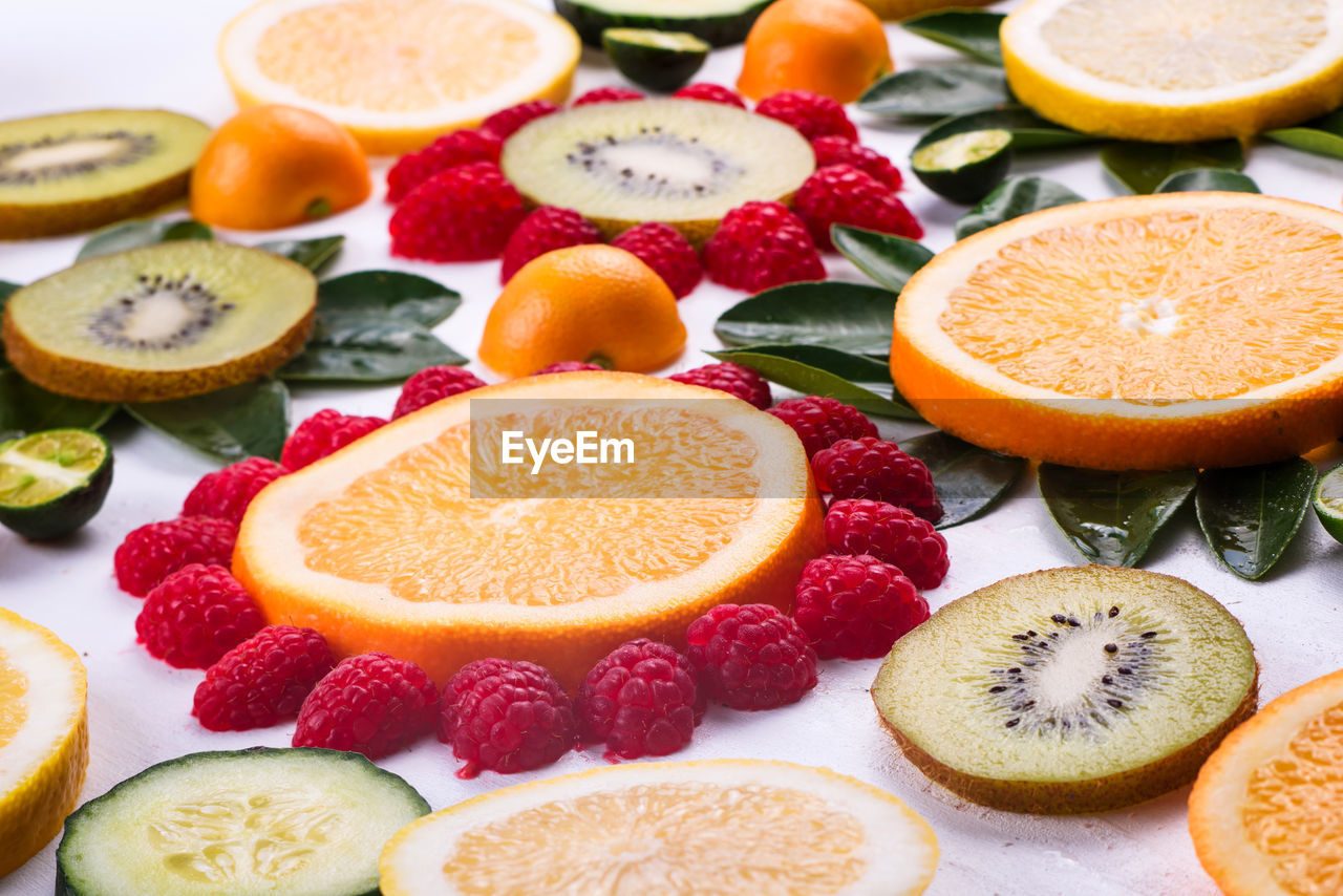 HIGH ANGLE VIEW OF VARIOUS FRUITS IN PLATE ON TABLE