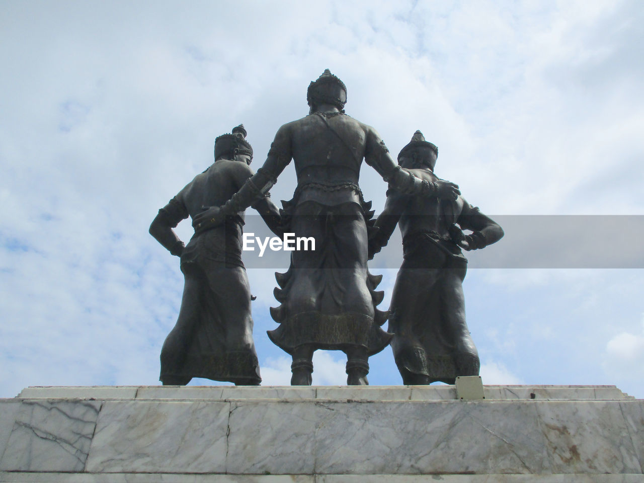 LOW ANGLE VIEW OF STATUE