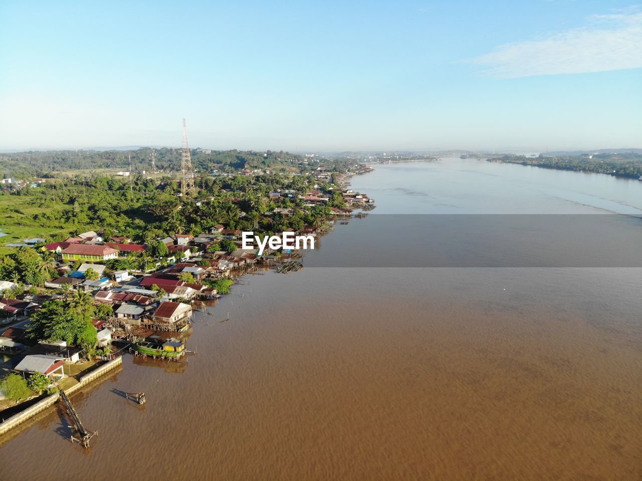 HIGH ANGLE VIEW OF TOWNSCAPE AGAINST SKY