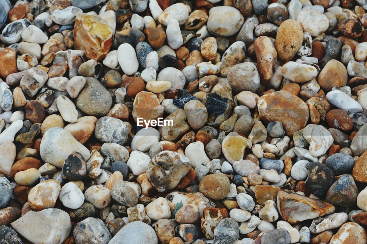 FULL FRAME SHOT OF PEBBLES ON BEACH