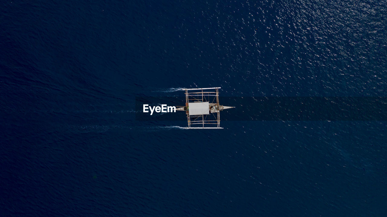 HIGH ANGLE VIEW OF SEA AGAINST CLEAR BLUE SKY