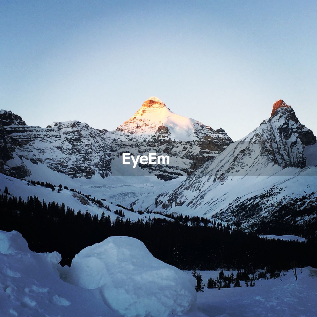 SNOW COVERED MOUNTAINS AGAINST SKY