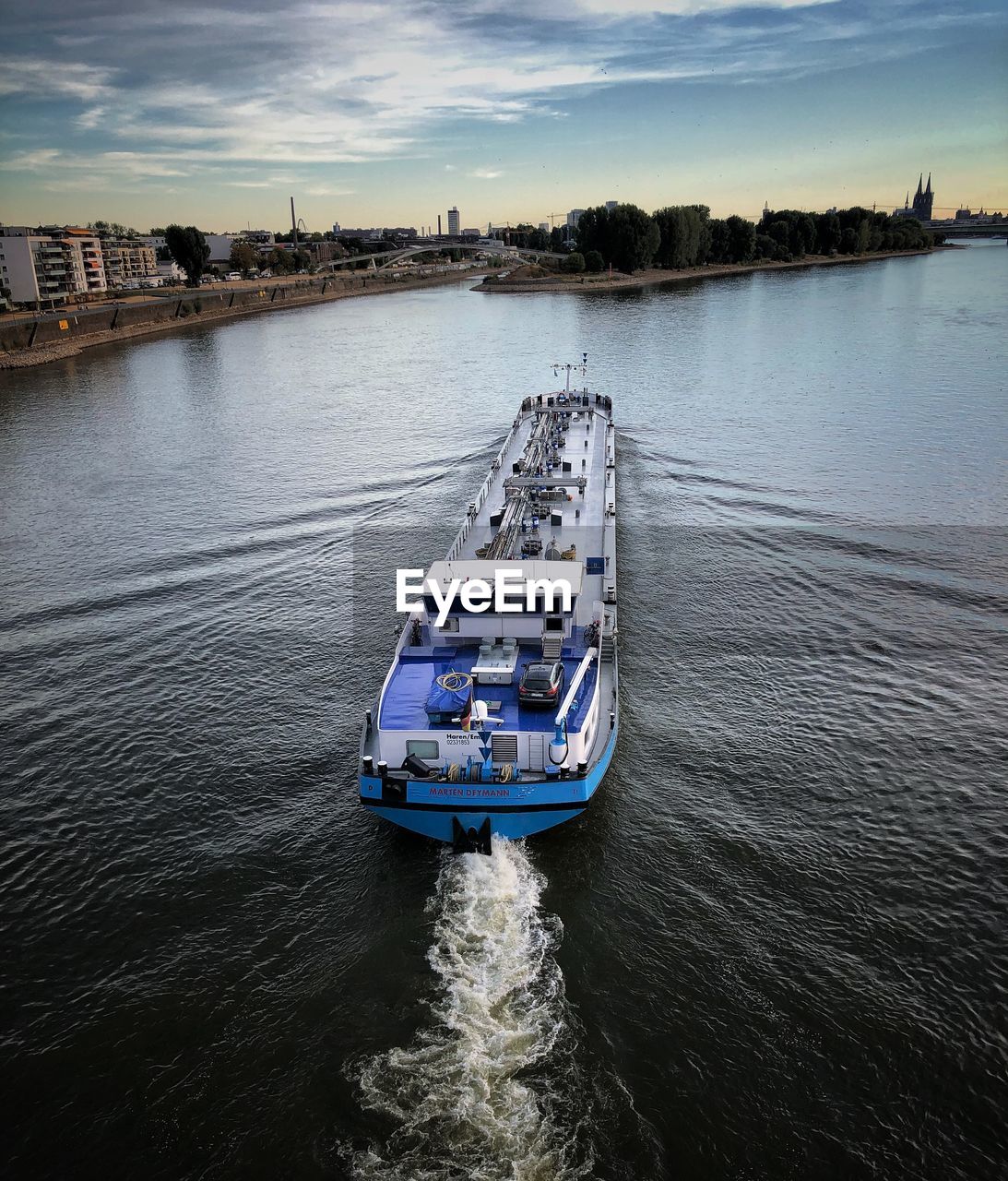 HIGH ANGLE VIEW OF BOAT SAILING IN RIVER AGAINST SKY