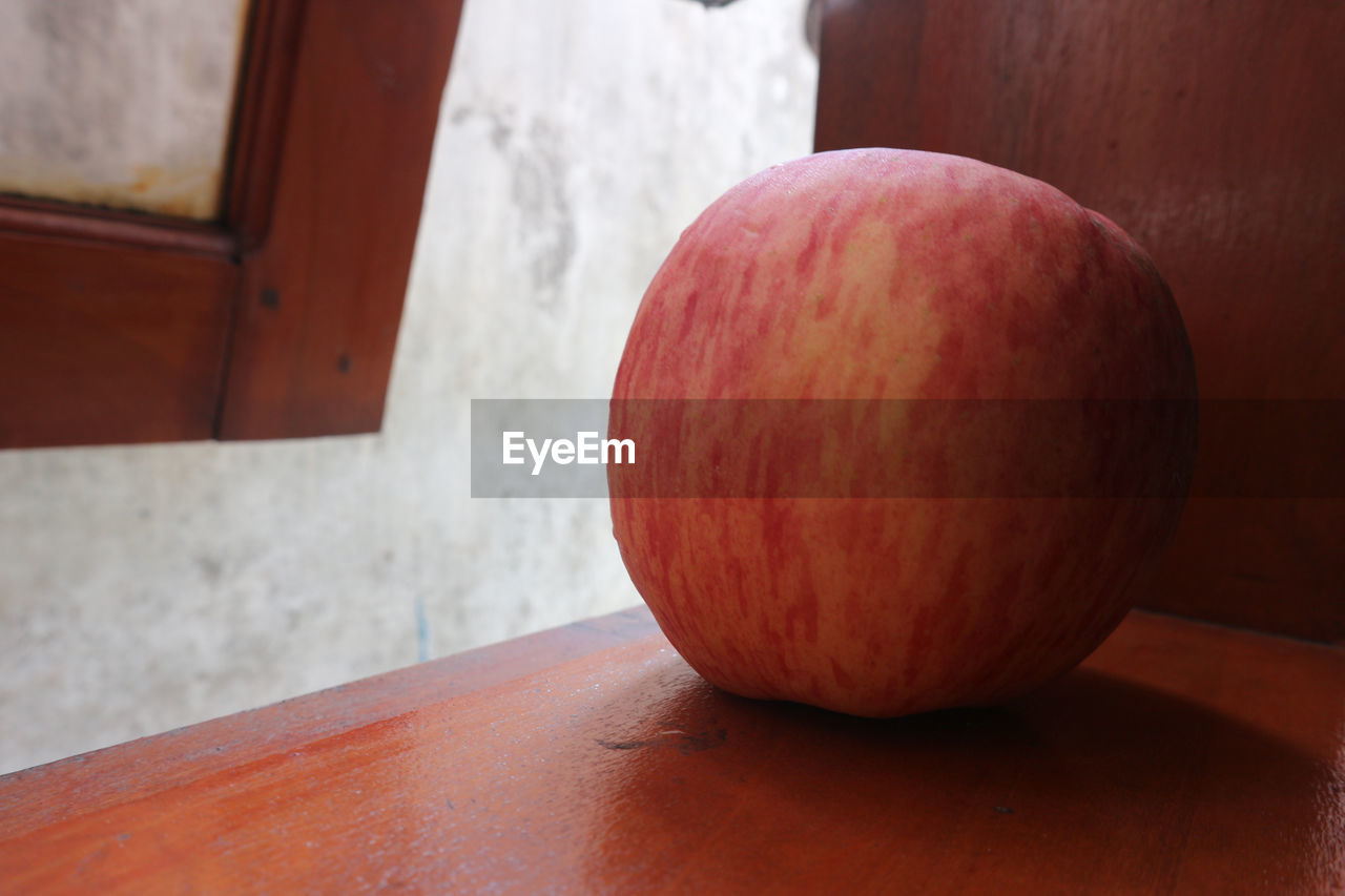 food and drink, healthy eating, food, fruit, wellbeing, produce, freshness, wood, plant, no people, indoors, peach, table, close-up, apple - fruit, red, still life photography, day, apple, still life, focus on foreground