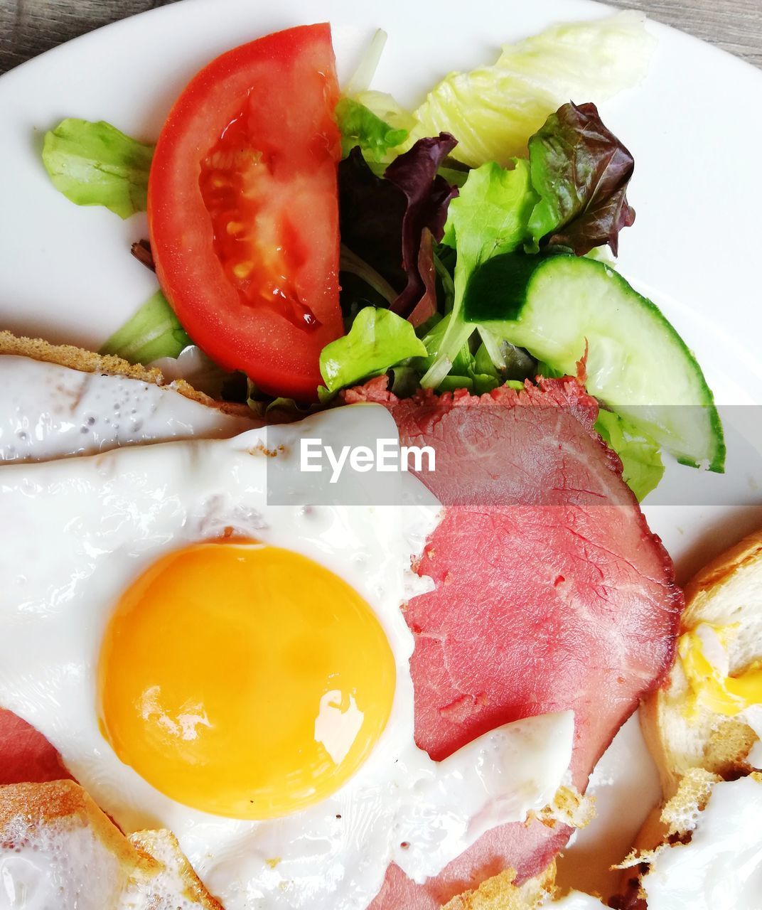 CLOSE-UP OF FRESH BREAKFAST SERVED ON PLATE