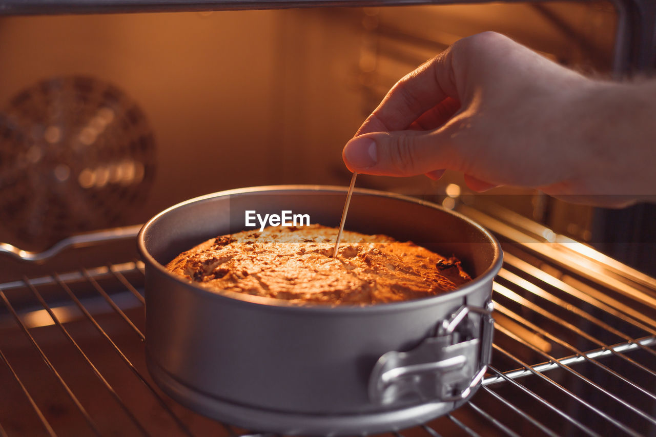 CLOSE-UP OF HAND HOLDING FOOD