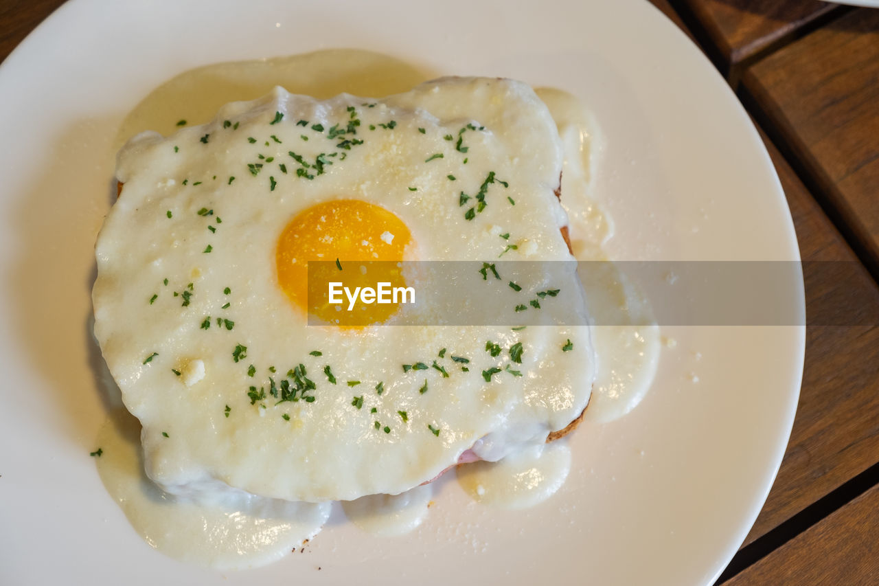 HIGH ANGLE VIEW OF BREAKFAST SERVED ON PLATE