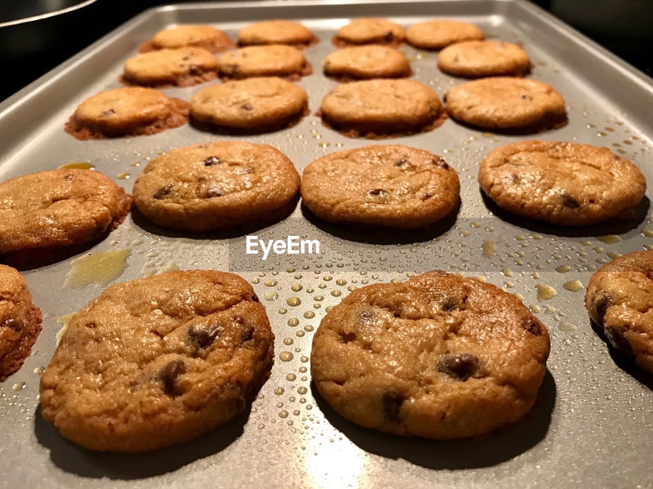 HIGH ANGLE VIEW OF COOKIES IN PLATE