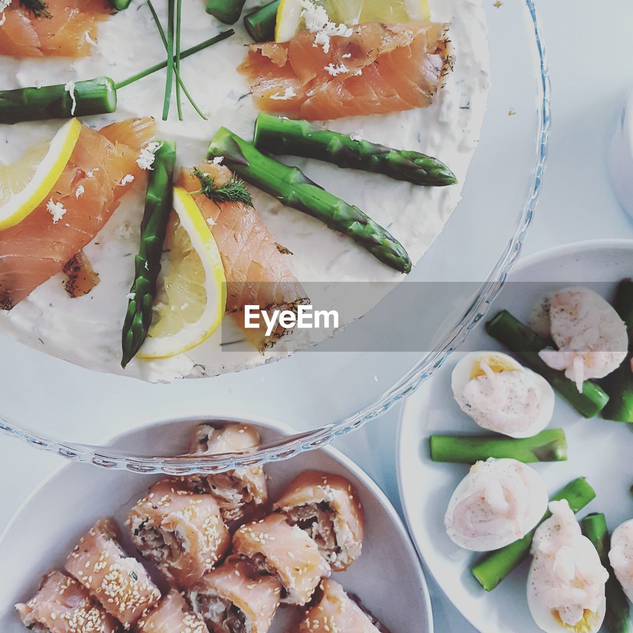 HIGH ANGLE VIEW OF FOOD ON TABLE