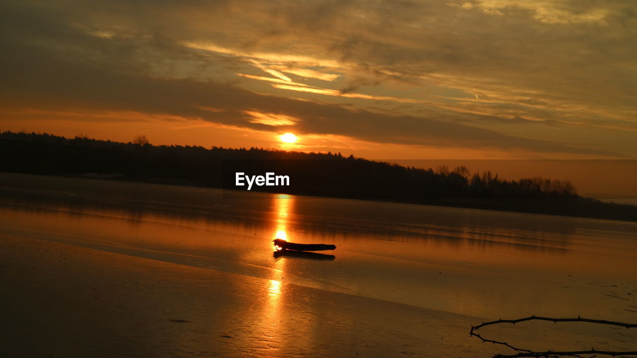 SCENIC VIEW OF LAKE AGAINST SUNSET SKY