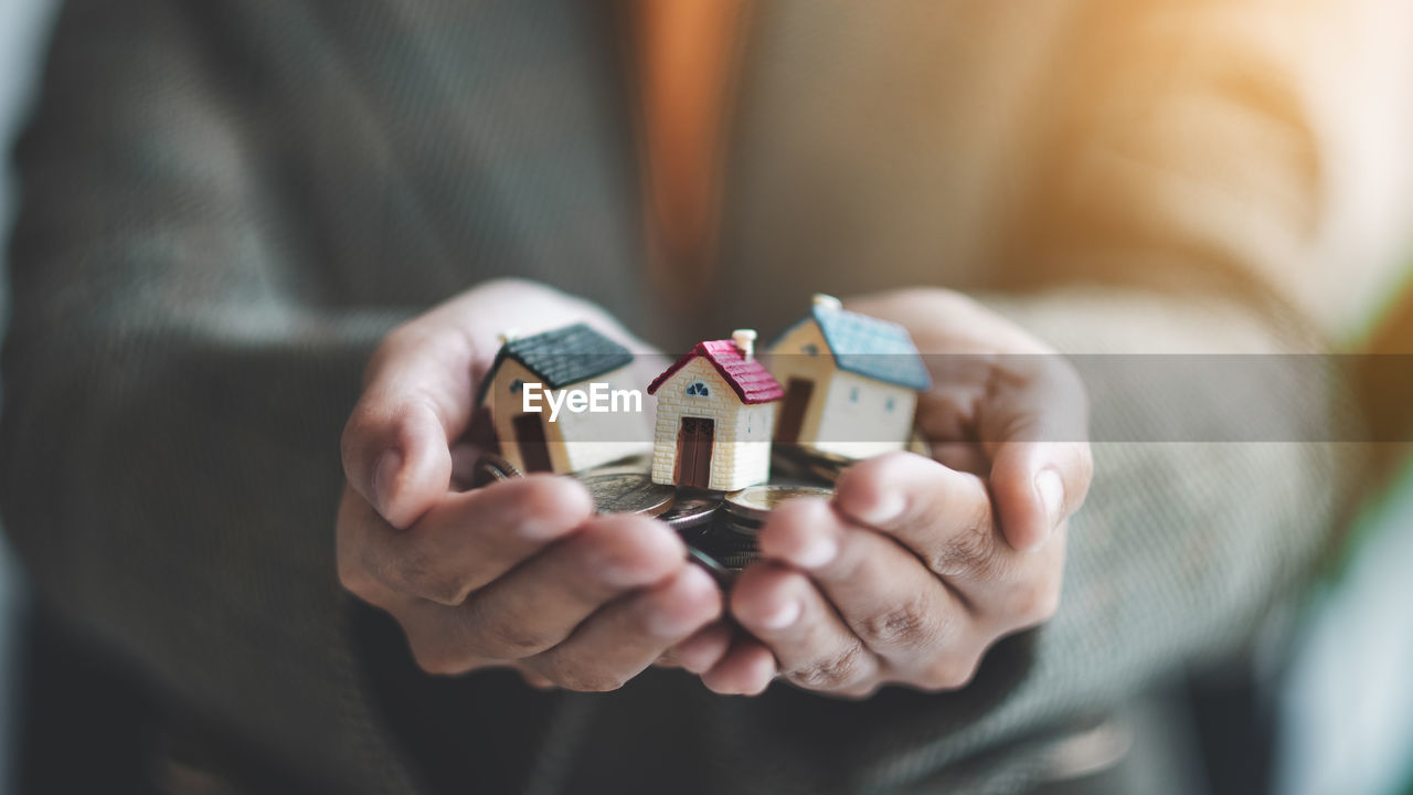 hand, holding, one person, close-up, finger, adult, ring, midsection, selective focus, finance, business, indoors, focus on foreground, men