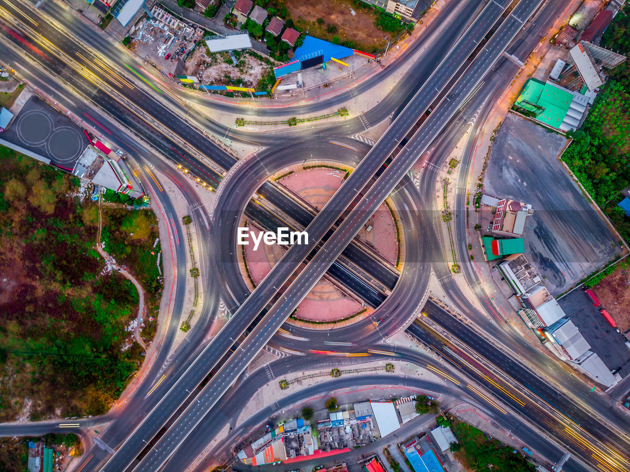 HIGH ANGLE VIEW OF TRAFFIC ON ROAD