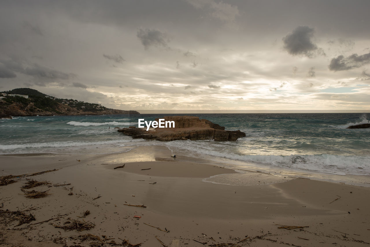 SCENIC VIEW OF SEA AGAINST SKY DURING SUNRISE