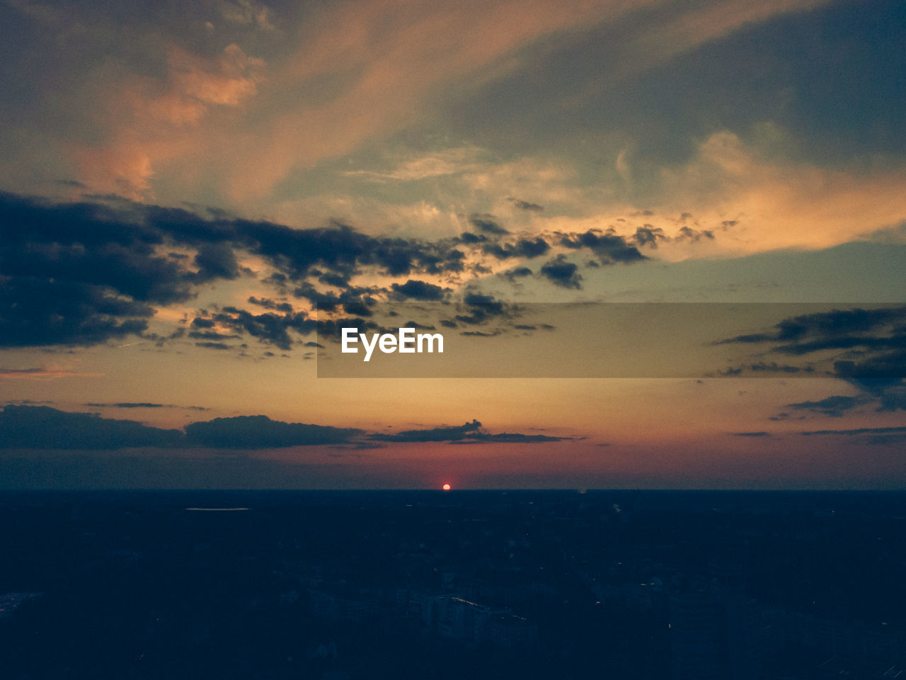 SCENIC VIEW OF SEA AGAINST SKY AT SUNSET